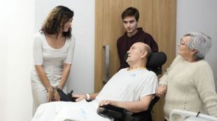Ayuso visita las nuevas instalaciones para pacientes con ELA