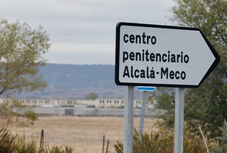 Un cartel indica la dirección del centro penitenciario de Alcalá-Meco