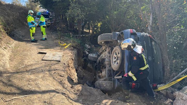 Coche volcado en Arganda