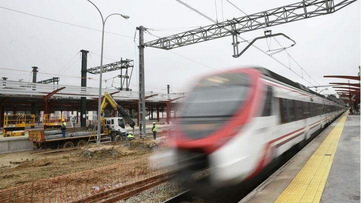 Tren de cercanías a su paso por la Estación de Chamartín, en obras