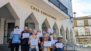 Entrega simbólica de firmas de los vecinos de Arganda del Rey contra la tasa de basuras