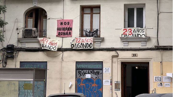 Inquilinos de un edificio de la calle general Lacy denuncian que el propietario quiere desalojarles para convertir sus viviendas en alquileres de temporada.