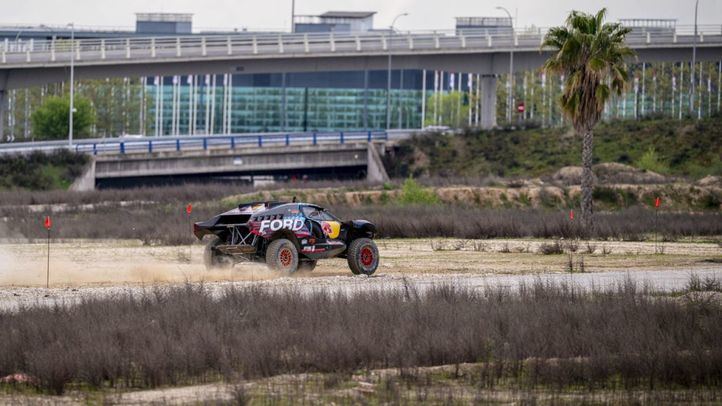 Carlos Sainz realiza la primera vuelta completa a Madring con el Ford Raptor T1+.