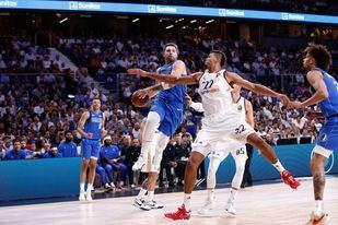 Luka Doncic y Edy Tavares, durante el partido amistosos que enfrentó al Real Madrid y a los Dallas Mavericks (2023)