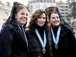 Ayuso abandona en ambulancia la misa de la Almudena por una "leve indisposición"