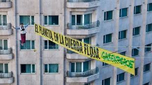Greenpeace camina sobre una cuerda floja en Plaza de España