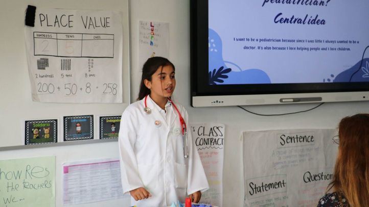Una alumna del centro educativo expone su trabajo en la clase.