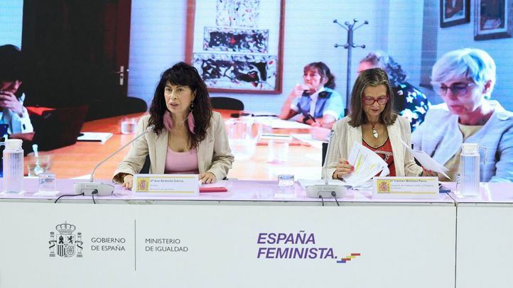 La ministra de Igualdad, Ana Redondo, junto a la delegada del Gobierno contra la Violencia de Género, Carmen Martínez Perza