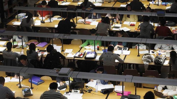 Estudiantes en una biblioteca