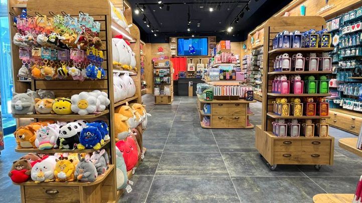 Interior de la tienda en el centro comercial Plaza Norte 2