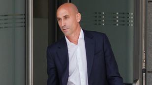 Lanzan un huevo a Luis Rubiales durante la presentación de su libro