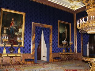 Antecámara oficial del Palacio Real, una de las nuevas salas a las que tiene acceso el público. Pared tapizada de terciopelo azul con el emblema de la Casa de Borbón.