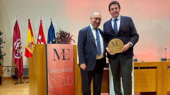 Manuel Martínez del Peral, presidente del COFM, recibe el premio de manos de José María Martínez García, presidente de New Medical Economics.
