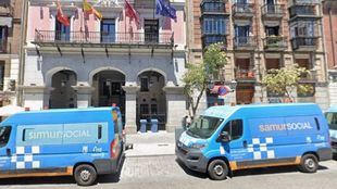 Más Madrid denuncia que tres familias duermen a las puertas del Samur Social en La Latina