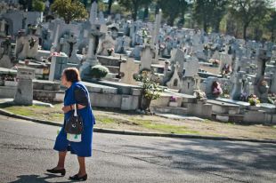 Día de todos los Santos en el cementerio de la Almudena.