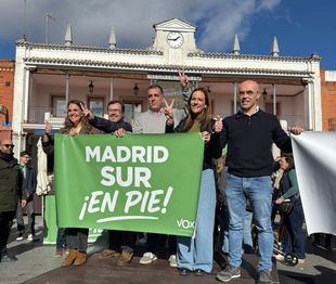 Isabel Pérez Moñino y otros miembros de Vox en su acto en Fuenlabrada