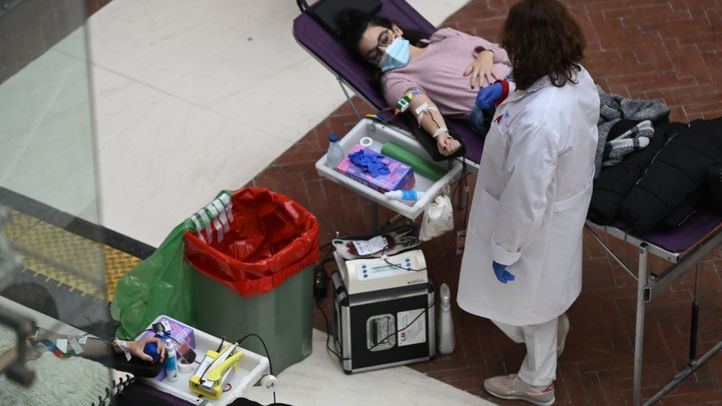 Donante de sangre durante un maratón de donación en la Real Casa de Correos