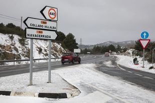Dos coches en una carretera nevada, a 3 de marzo de 2024, en Navacerrada