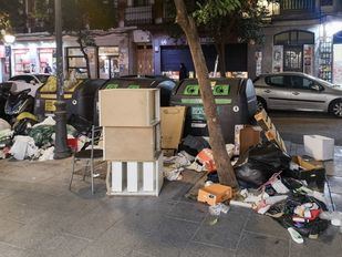 Basura acumulada en una de las calles del barrio