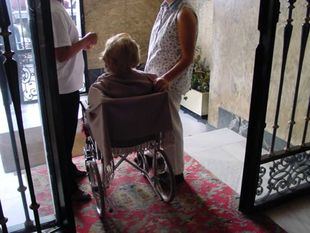 La Comunidad pretende alcanzar las 80.000 valoraciones de dependencia anuales de la mano del Colegio de Médicos