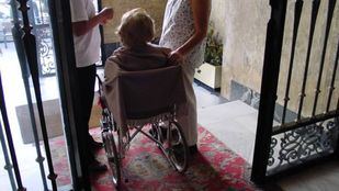 Anciana con discapacidad en silla ruedas