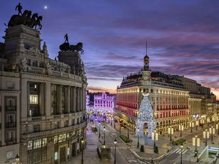 Dos rutas invitan a descubrir la iluminación navideña de míticos hoteles de Madrid