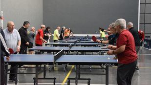 Personas con párkinson practican ping pong