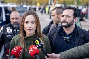 La portavoz de VOX en la Asamblea de Madrid, Isabel Pérez Moñino; y el secretario general de Solidaridad, Jordi de la Fuente