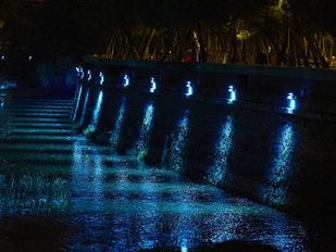 El entorno del Manzanares estrena iluminación para las noches de fin de semana