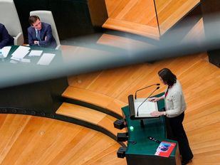 Maroto abandona el hemiciclo tras acusaciones de corrupción por parte del alcalde Almeida