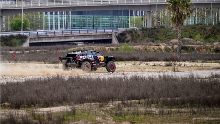 Carlos Sainz realiza la primera vuelta completa a Madring con el Ford Raptor T1+.