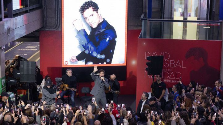 El cantante David Bisbal, durante la inauguración del Tren de la Navidad del Metro de Madrid, en la estación de Sol