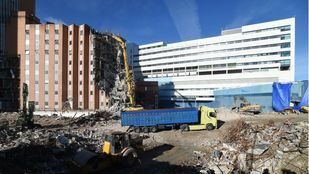 Comienza la demolición de la torre de la Residencia General del Hospital 12 de Octubre