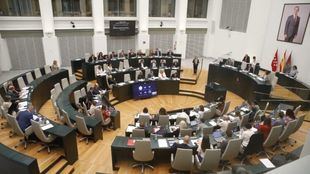 PP y PSOE se enzarzan en Cibeles por la venta de vivienda social y los desahucios