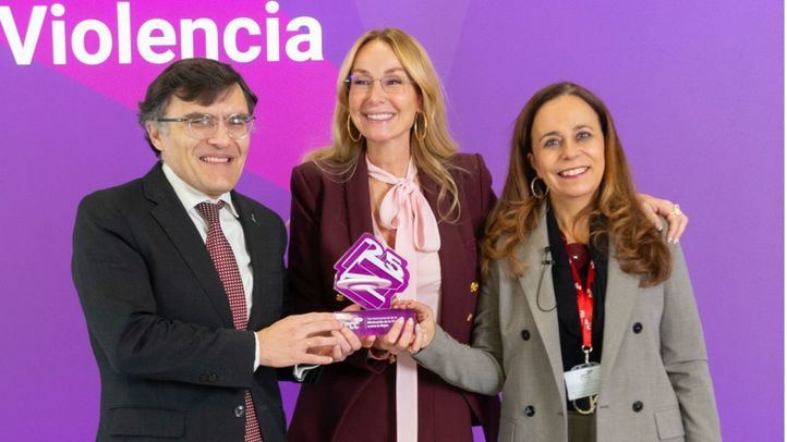 Acto de entrega del reconocimiento del Grupo FCC a la Fundación ONCE el 25N