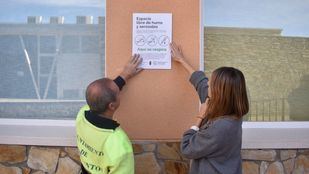 Colocación de los primeros carteles que vetan fumar y vapear en cenicientos