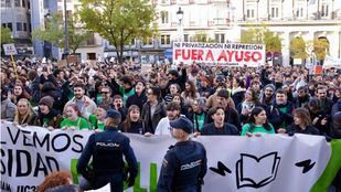 Casi un millar de alumnos y profesores universitarios reclaman mayor financiación ante la Consejería de Educación