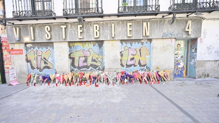 Flores en la puerta de la tienda de la mujer asesinada en Tirso de Molina