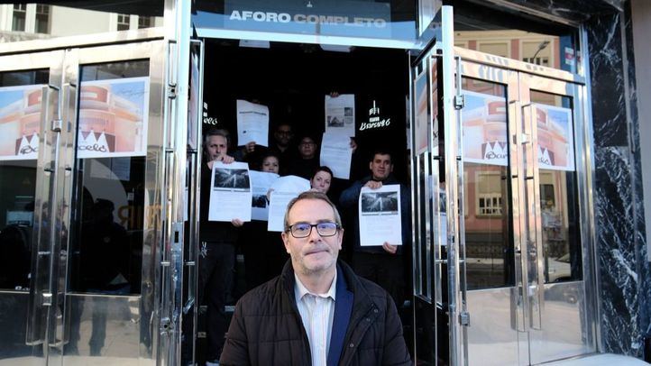 Trabajadores del Teatro Barceló y Jesús Martínez, portavoz de la Plataforma por el Ocio, protestan por el precinto del local