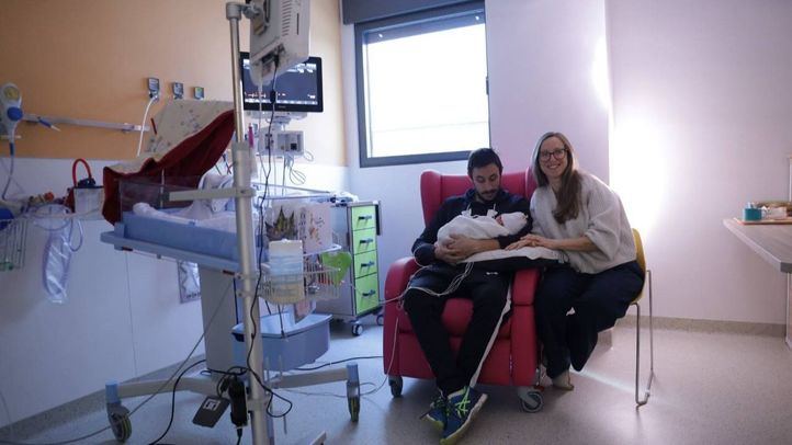 Los padres de Álex, uno de los bebés ingresados en la unidad del Hospital 12 de octubre