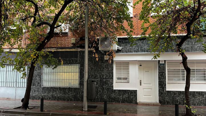 Varios bajos convertidos en viviendas en el barrio de San Diego, en Puente de Vallecas