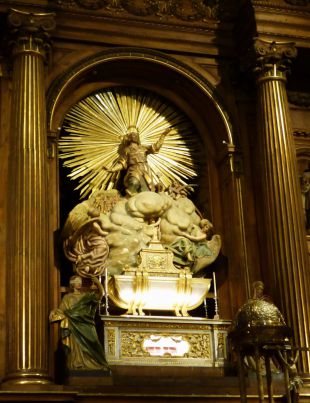 Altar con los restos de san Isidro y santa María de la Cabeza en la Colegiata de San Isidro