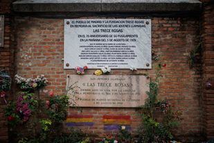 Imagen de archivo: La placa conmemorativa de las Trece Rosas con flores durante un homenaje a las víctimas del franquismo, en la tapia de las Trece Rosas