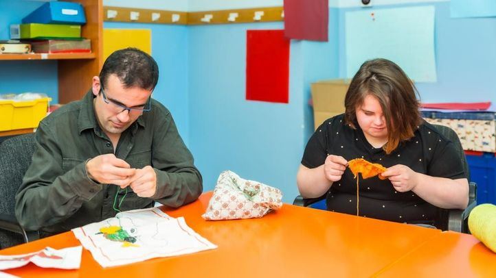 Personas con discapacidad participan en un taller