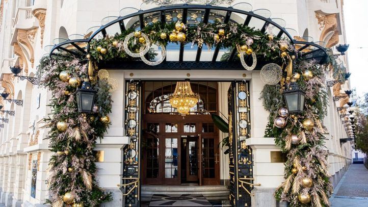 El exterior de The Palace Hotel decorado por Navidad