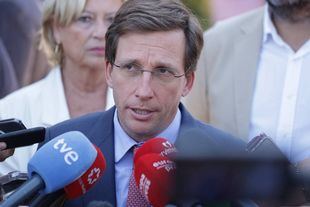 José Luis Martínez-Almeida, atendiendo a los medios de comunicación.