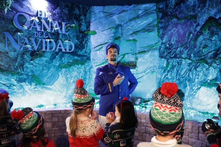 Niños visitan el Canal de la Navidad en la Real Casa de Postas