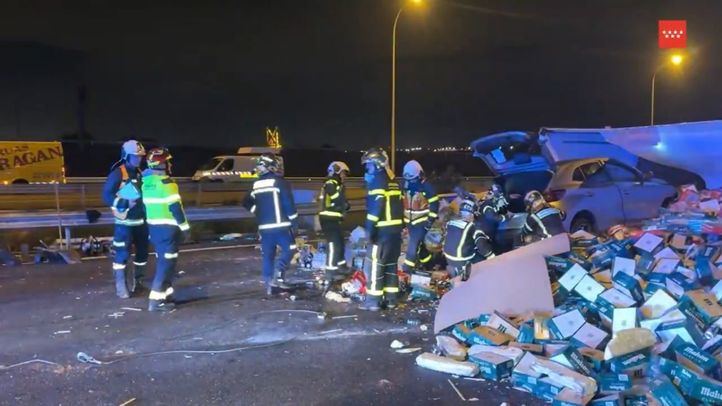 Un camión semivolcado esparce 20 toneladas de cerveza por la carretera