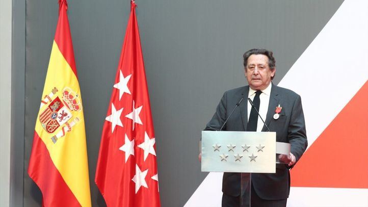 El escritor Alfonso Ussía en el acto en el que recibió la Medalla de Oro de la Comunidad de Madrid