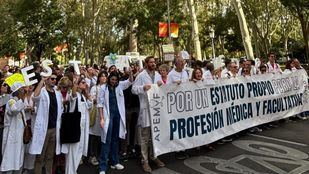 Pasada manifestación de médicos por un Estatuto propio